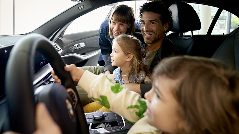 Vediamo una famiglia all'interno di una BMW